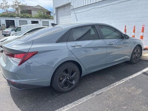 Used 2022 Hyundai Elantra SEL FWD image 3