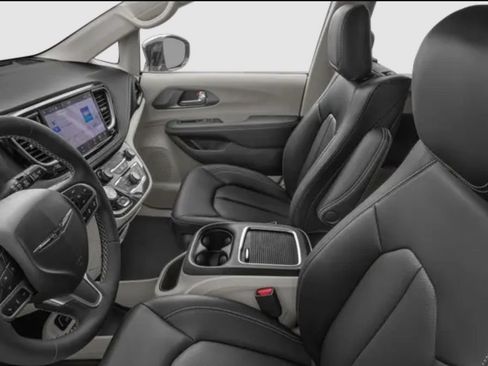 Used 2024 Chrysler Pacifica Limited FWD image 5
