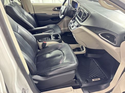 Used 2018 Chrysler Pacifica Touring-L image 29