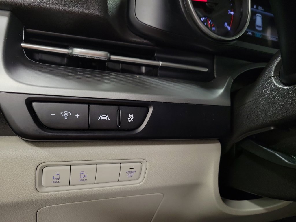 Used 2023 Kia Carnival LX FWD image 27