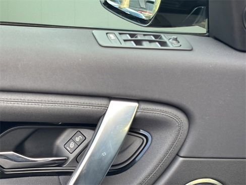 Used 2020 Land Rover Discovery Sport image 16