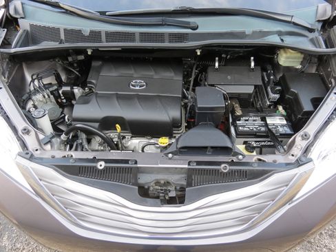 Used 2015 Toyota Sienna XLE Premium image 45