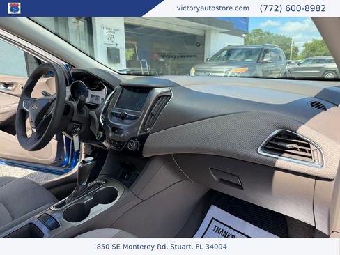 Used 2017 Chevrolet Cruze LT FWD image 21
