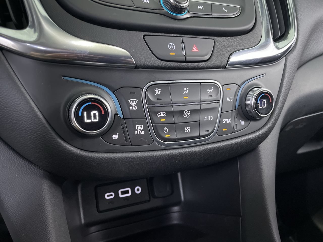 Used 2022 Chevrolet Equinox LT w/ Driver Convenience Package AWD/4WD image 18
