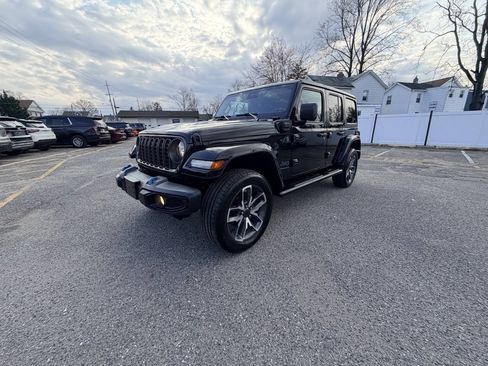 Used 2024 Jeep Wrangler Unlimited w/ Convenience Group AWD/4WD image 39