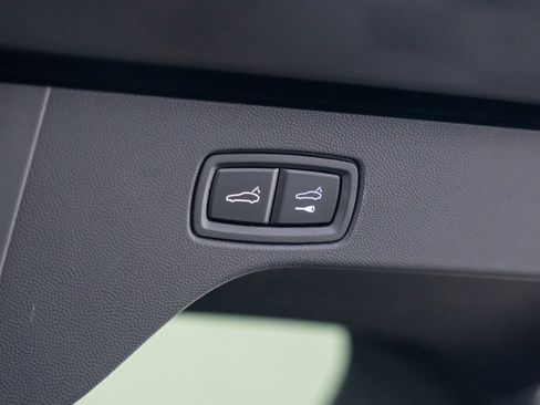 Certified 2025 Porsche Macan 4 Electric image 31