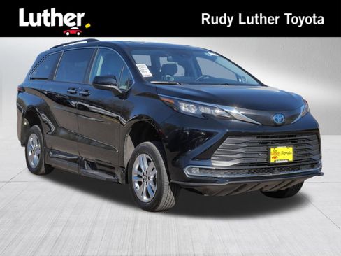 Used 2024 Toyota Sienna XLE w/ XLE Plus Package FWD image 1
