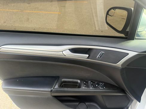 Used 2018 Ford Fusion SE w/ Fusion SE Technology Package image 9