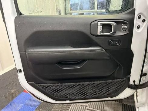 Used 2023 Jeep Wrangler Unlimited Sahara AWD/4WD image 8