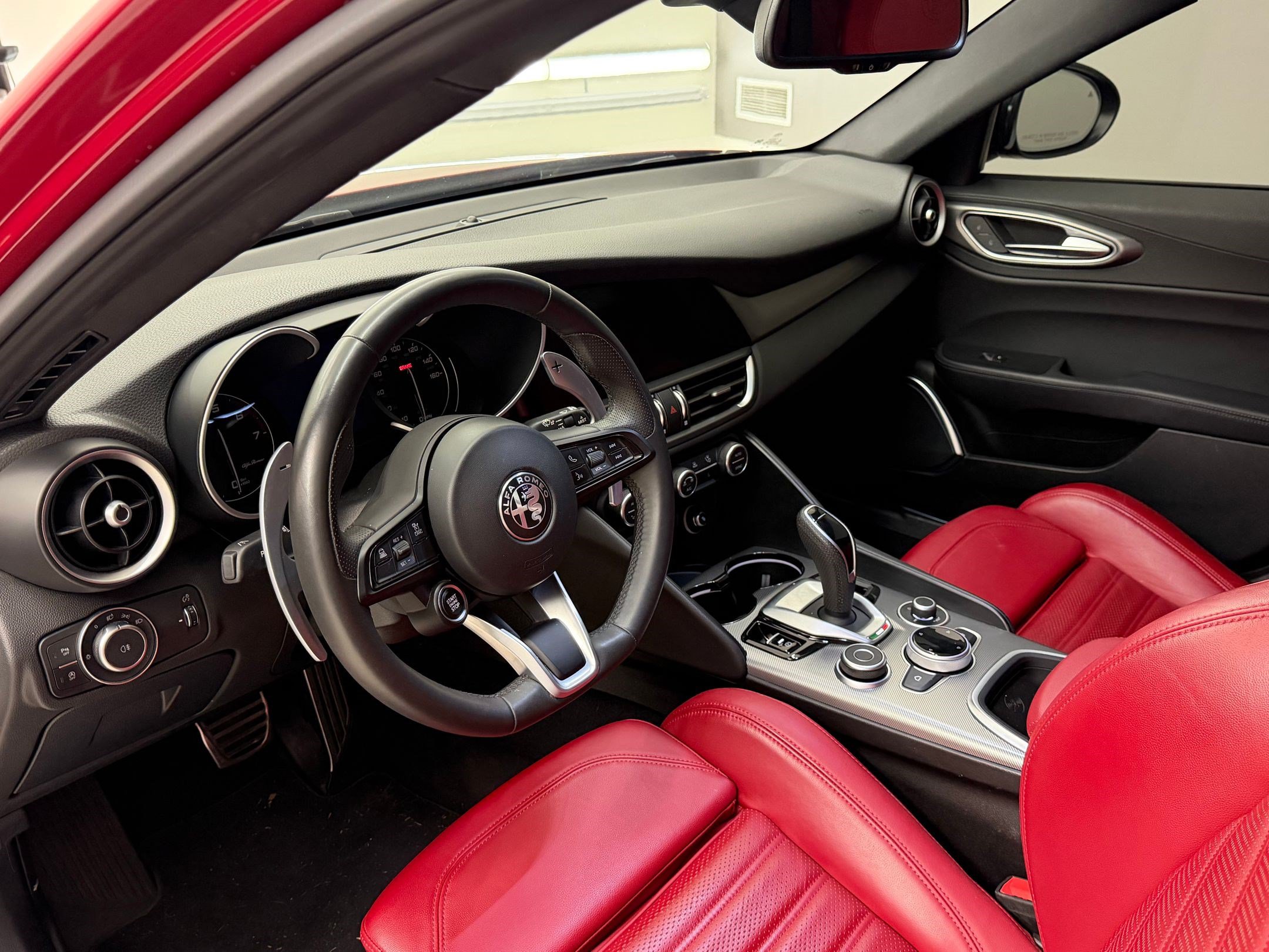 Used 2023 Alfa Romeo Giulia Veloce RWD image 4