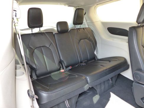 Used 2024 Chrysler Pacifica Touring-L FWD image 35