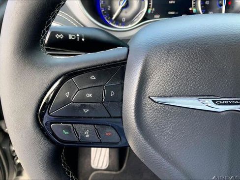 Certified 2025 Chrysler Pacifica Limited image 20