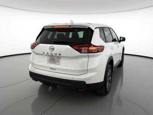 Used 2025 Nissan Rogue SV image 9