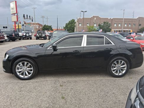 Used 2019 Chrysler 300 Touring AWD/4WD image 9