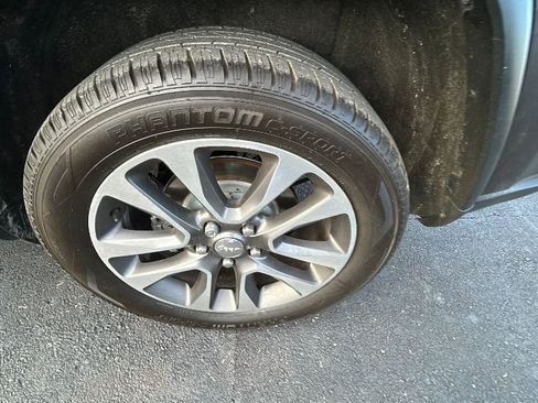 Used 2018 Jeep Grand Cherokee Limited image 46