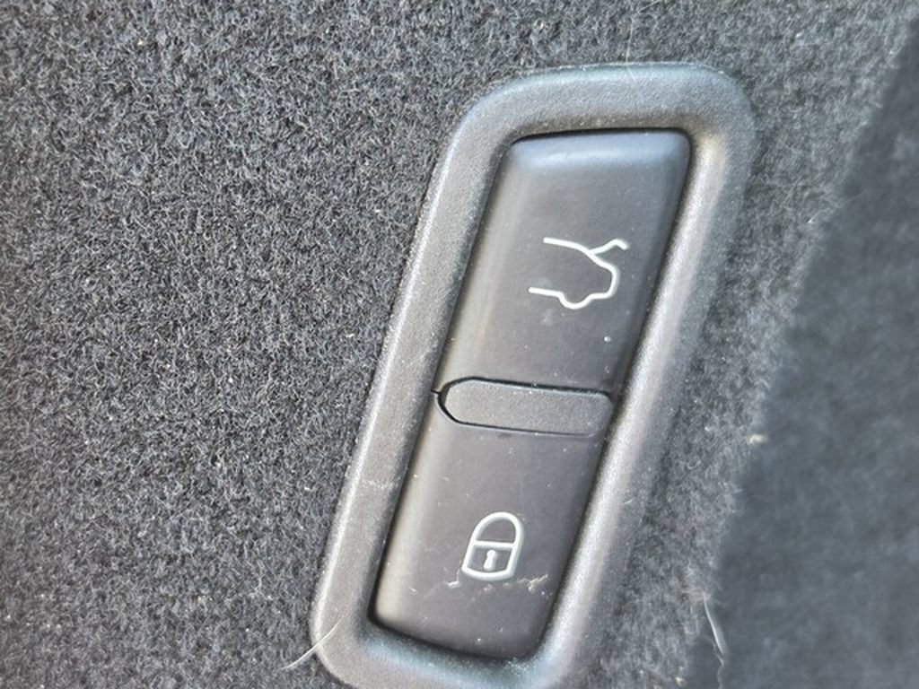 Used 2020 Maserati Levante AWD/4WD image 11