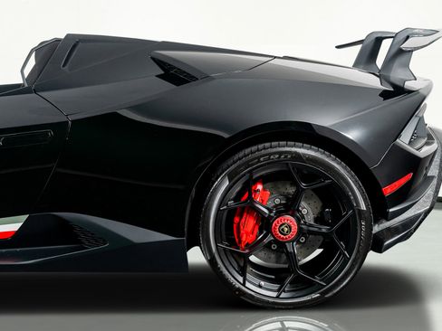 Used 2018 Lamborghini Huracan Performante AWD/4WD image 18