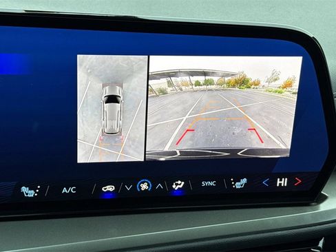 Used 2024 Chevrolet Traverse LT image 30