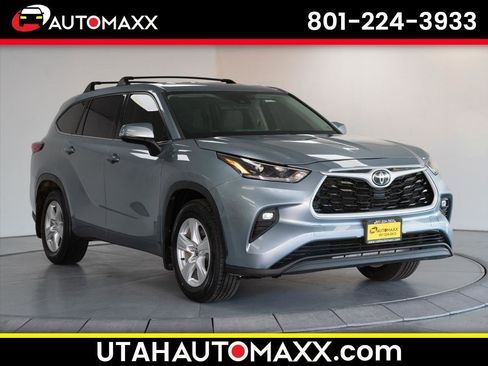 Used 2021 Toyota Highlander LE image 1