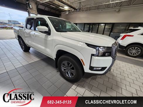 Used 2025 Nissan Frontier SV w/ SV Convenience Package RWD image 1
