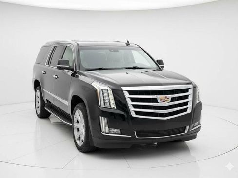 Used 2017 Cadillac Escalade ESV Luxury image 3