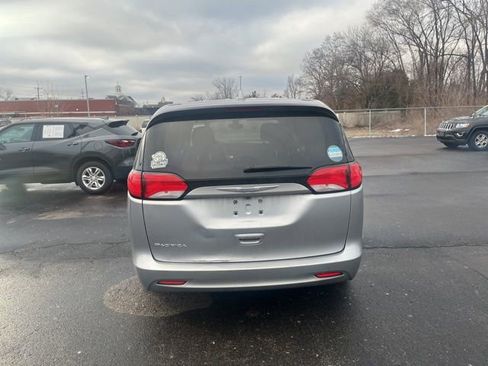 Used 2017 Chrysler Pacifica Touring image 6