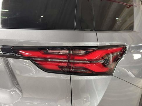 Used 2023 Chevrolet Traverse LT AWD/4WD image 11