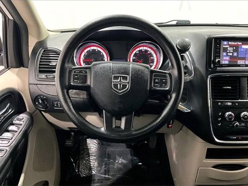 Used 2019 Dodge Grand Caravan SE w/ UConnect Hands-Free Group image 8