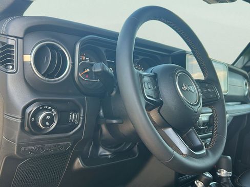 Used 2024 Jeep Gladiator Sport AWD/4WD image 12