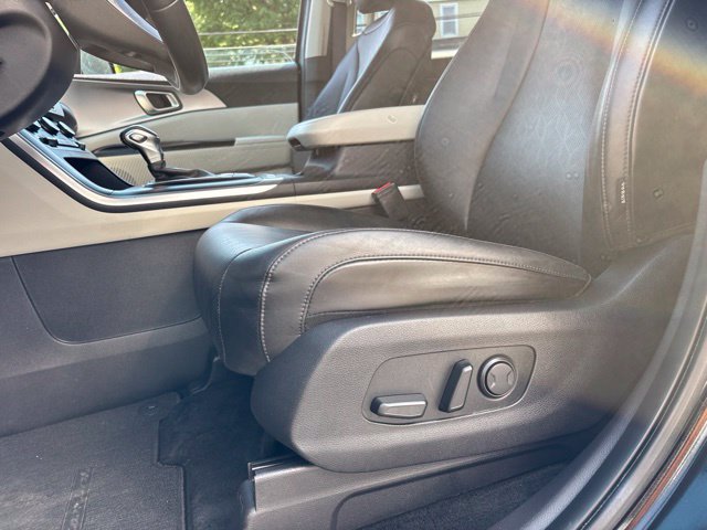 Used 2023 Kia Carnival LX FWD image 18