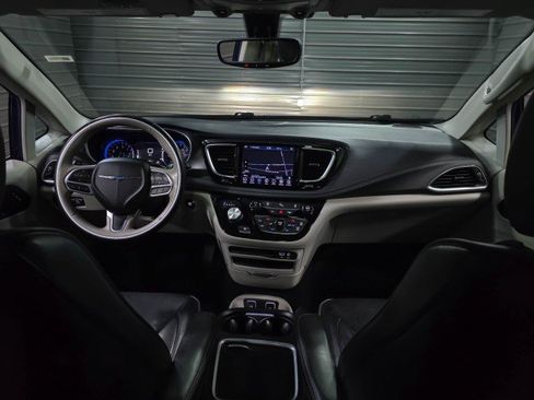 Used 2020 Chrysler Pacifica Limited image 11