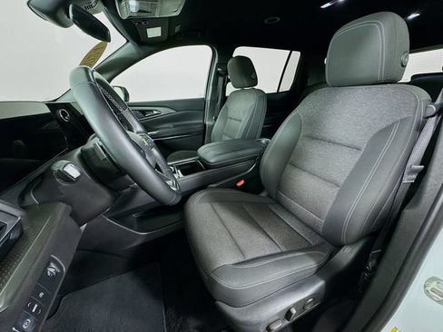Used 2024 Chevrolet Traverse LT FWD image 11