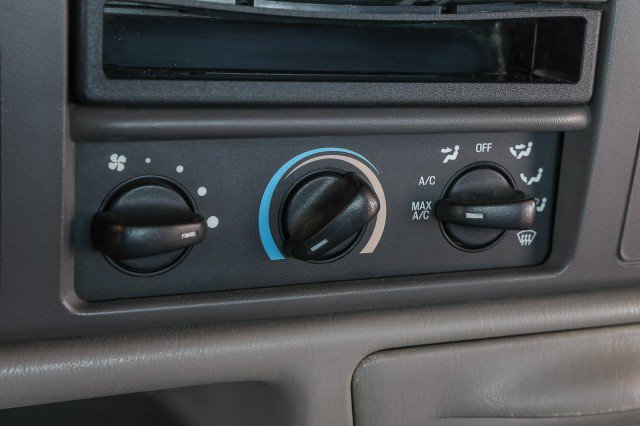 Used 1999 Ford F550 4x4 Regular Cab Super Duty image 17