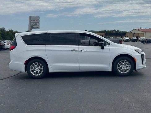 New 2027 Chrysler Pacifica Select FWD image 2