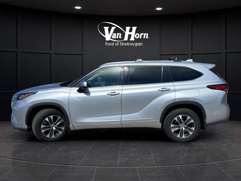 Used 2020 Toyota Highlander XLE AWD/4WD image 4