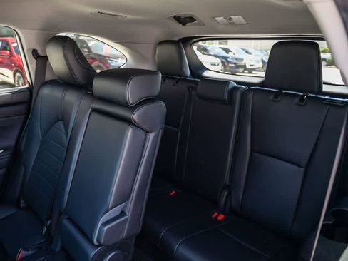 Used 2024 Toyota Highlander XLE FWD image 19