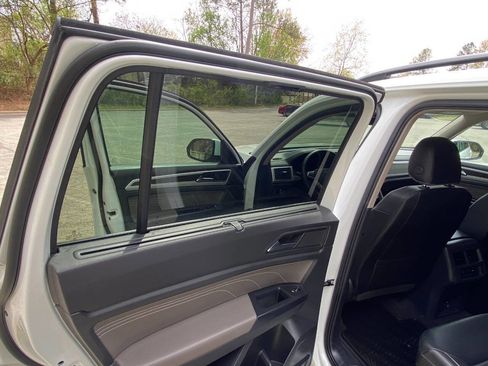 Used 2021 Volkswagen Atlas SE image 44