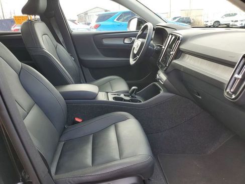 Used 2025 Volvo XC40 B5 Core image 28