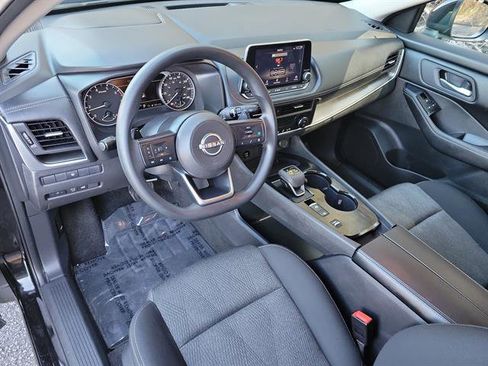 Used 2024 Nissan Rogue SV image 2