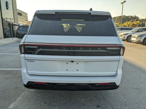 Certified 2025 Lincoln Navigator Reserve image 6