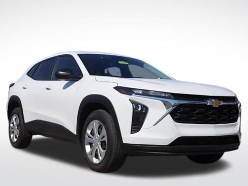 Certified 2025 Chevrolet Trax LS image 1