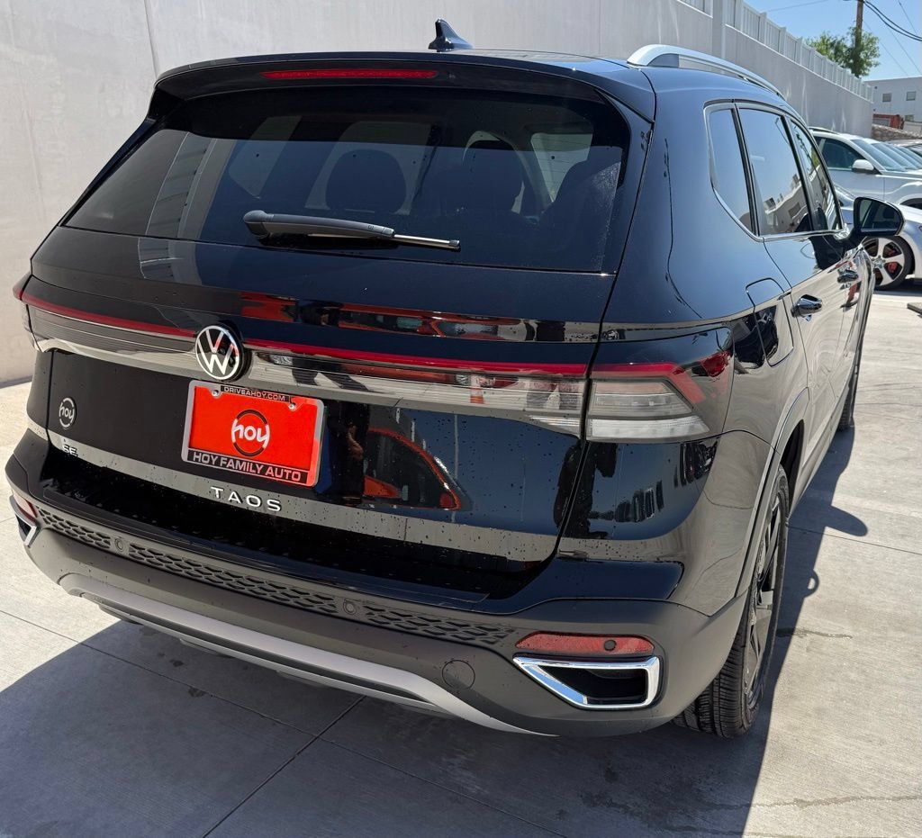 Certified 2025 Volkswagen Taos SE FWD image 8