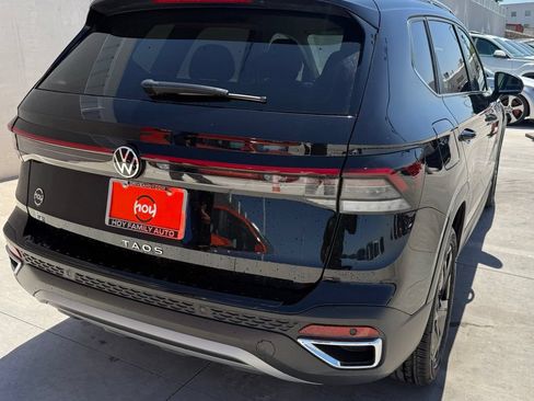 Certified 2025 Volkswagen Taos SE FWD image 8