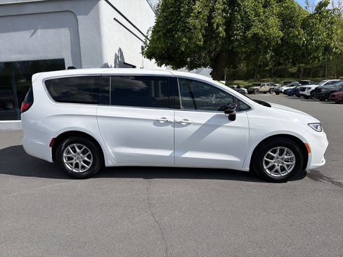 Used 2024 Chrysler Pacifica Touring-L FWD image 2