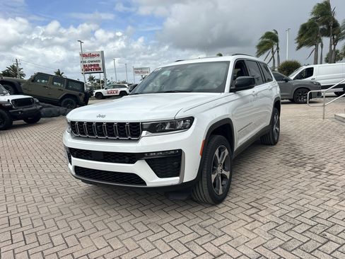 New 2026 Jeep Grand Cherokee L Limited w/ Luxury Tech Group II AWD/4WD image 3