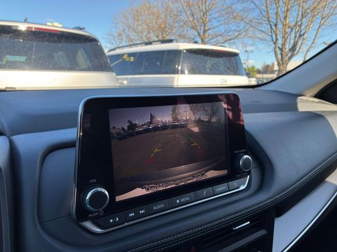 Used 2025 Nissan Rogue SV image 25