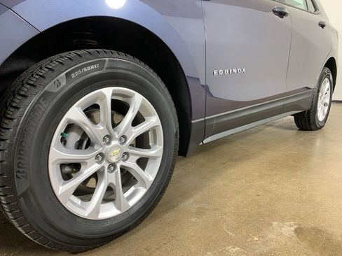 Used 2019 Chevrolet Equinox LS AWD/4WD image 2