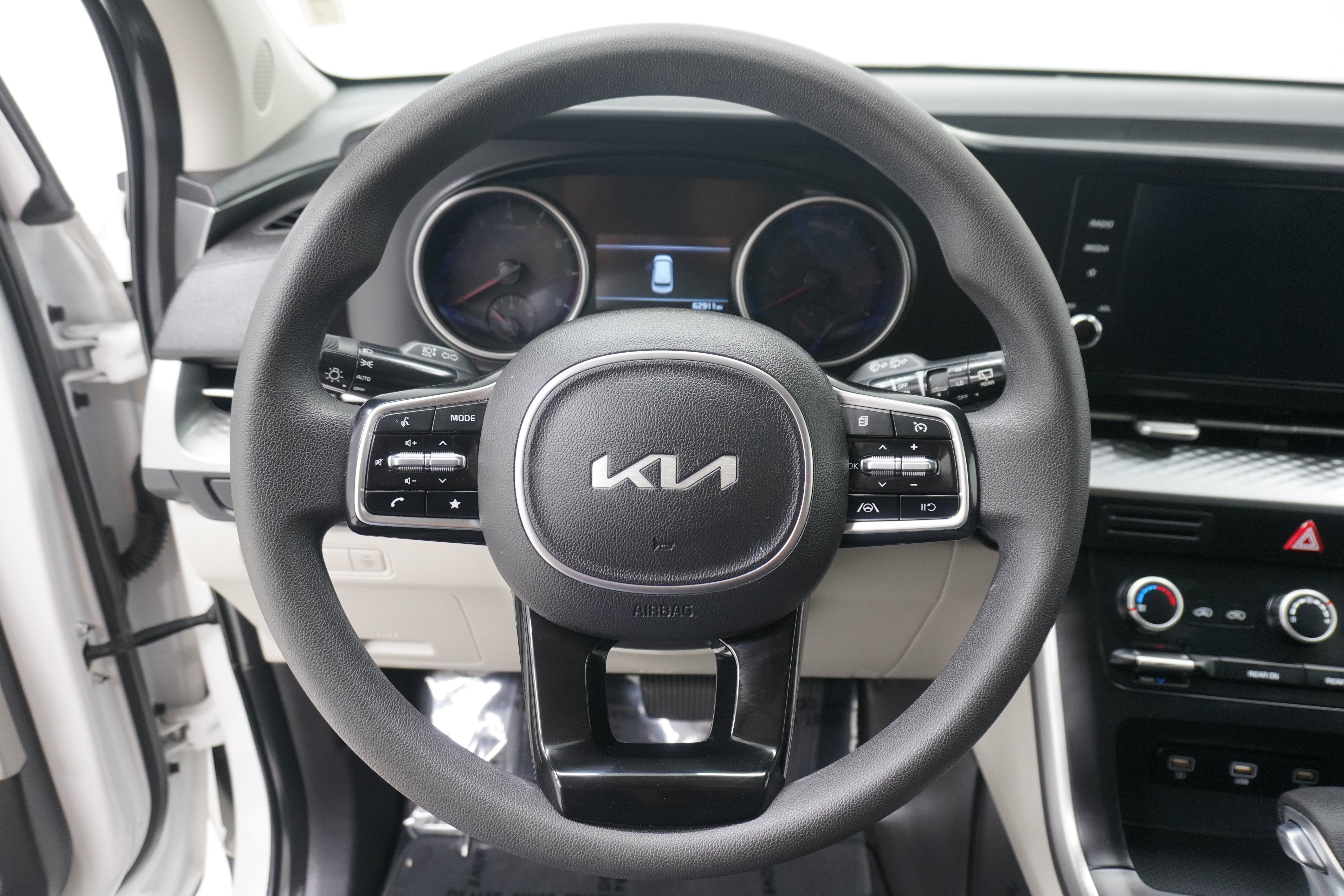 Used 2022 Kia Carnival LX FWD image 17