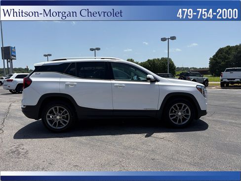 Used 2022 GMC Terrain SLT w/ Infotainment Package II FWD image 4
