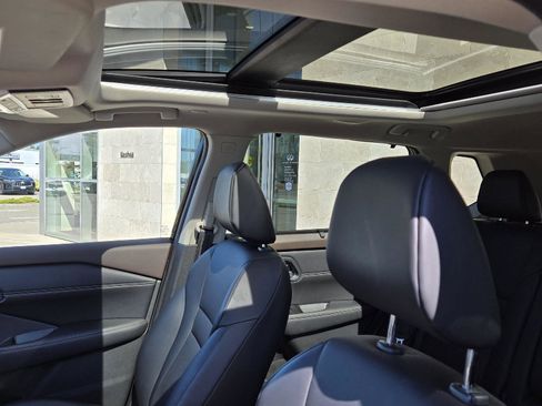 Used 2023 Nissan Rogue SV w/ SV Premium B Package image 7